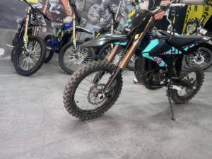 Batería de Litio de Alto Rendimiento de 58V para Motocicleta Todoterreno, Motor de Tracción Media, Suspensión Delantera y Trasera - Product Image 4