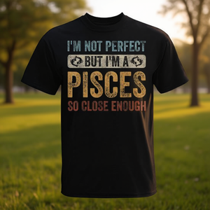 Camiseta con signo del zodiaco Piscis, diseño de horóscopo: No soy perfecto, pero estoy bastante cerca. - Product Image 3