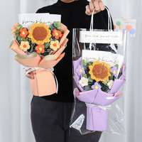 Arrangement floral artisanal avec des roses au crochet idéales pour la décoration intérieure élégante ou des idées cadeaux sincères