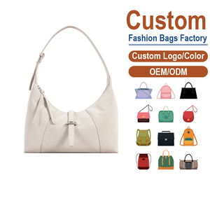 Bolso de Hombro de Cuero Vacuno Suave con Hebilla Metálica Decorativa y Diseño de Borlas, Bolso Premium para Mujer, Personalizable con Logotipo - Product Image 1