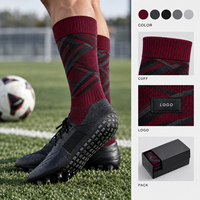 Chaussettes de football à grip jacquard, profil mince, ajustement parfait, avec tableau de tailles, semelle renforcée, motif équipe rouge et noir, pour une adhérence sécurisée sur le terrain