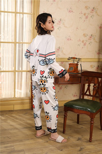 अनुरूप OEM कारखाने महिलाओं की पजामा डिजाइनर nightwear शीर्ष और पैंट साटन रेशम पजामा डिजिटल मुद्रण लड़कियों नाइटवियर सेट - Product Image 2