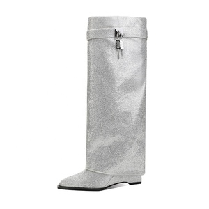 Bottes de luxe <span class=keywords><strong>en</strong></span> cristal pliables argentées à bout pointu et talon compensé recouvert, hauteur genou, pour femmes - Product Image 1