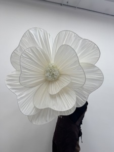 Fleur géante plissée en tissu blanc réaliste de luxe pour toile de fond de scène de mariage, de remise de diplôme, de Thanksgiving, décoration de magasin de détail et de vitrine - Product Image 1