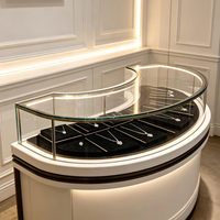 Vitrine à bijoux en verre incurvé avec éclairage LED, comptoir de présentation personnalisé pour la vente au détail, présentoir de magasin durable en verre feuilleté