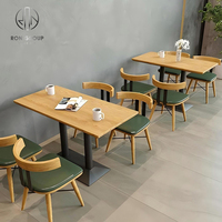 Modernes, individuell anpassbares, umweltfreundliches und langlebiges Restaurant-Möbelset: Holztische für Cafés, grüne Leder-Sitzbänke und passende Holzmöbel