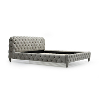 Cadre de lit minimaliste en cuir nubuck gris clair, design Chesterfield capitonné en losanges avec tête de lit haute