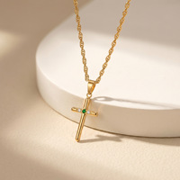 Collier pendentif croix en acier inoxydable plaqué or 18 carats PVD avec micro-zirconiums verts, style bambou, résistant au ternissement, hypoallergénique, style Europe-Amérique