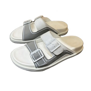 Sandales plates de luxe décontractées pour hommes et femmes, en PU, à bout ouvert, avec boucle, semelle en caoutchouc antidérapante, confortables et chaudes - Product Image 1