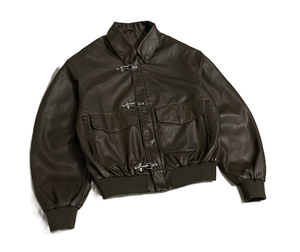 Giacca Bomber da Uomo in Ecopelle <span class=keywords><strong>Marrone</strong></span> <span class=keywords><strong>Scuro</strong></span> con Chiusura a Fibbia Metallica, Colletto a Punta, Tasche Cargo, Stile Vintage Oversize Streetwear - Product Image 2
