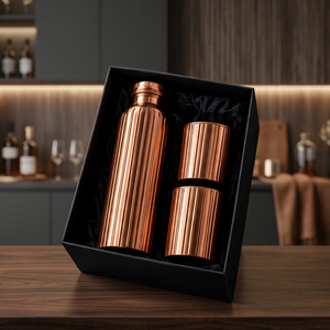 Juego de 3 Piezas de Botella de Agua de Cobre Artesanal con Diseño Acanalado y 2 Tazas con Tapa, Moderno y Portátil, en Caja de Regalo - Product Image 1