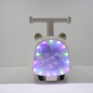 Trottinette à quatre roues en plastique pour enfants avec lampe colorée et siège, rotation à 360 degrés, pour 2-5 ans, vente en gros à l'international - Product Image 5