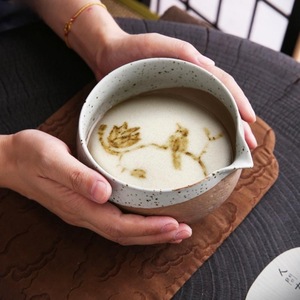 Bol à matcha en céramique de 600 ml avec bec verseur et drain, disponible en différentes couleurs au choix - Product Image 2