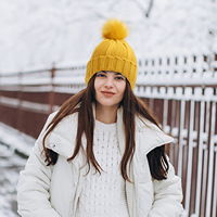 Bonnet Tricoté Femme Populaire à Revers Doublé Satin pour Protection Capillaire, Chaud avec Pompon