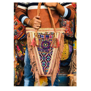 Bolsos Banjara de cuero genuino Bolso de hombro con decoración de borlas Característica ecológica - Product Image 1