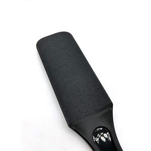 Vente en gros de ponceuse à peau morte pour pédicure dissolvant de callosités des pieds avec lime à papier de verre en plastique double face pour frotter les pieds et brosse - Product Image 4