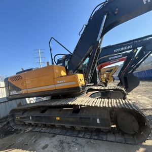 Excavatrice Hyundai 300LC d'occasion, 30 tonnes, 32T, moteur Cummins, marteau prêt pour la démolition urbaine et le défonçage des fondations - Product Image 1