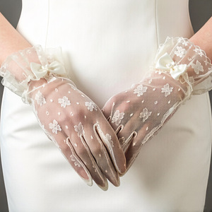 Gants de mariée vintage en dentelle avec nœud en perles - Product Image 6