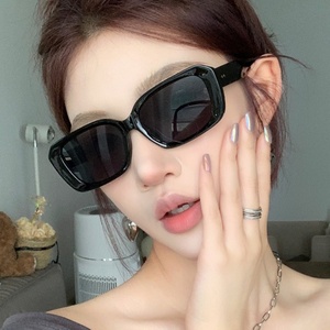 แว่นกันแดดทรงเหลี่ยม 2025 แฟชั่นใหม่ อเนกประสงค์ ป้องกันรังสียูวี 400 กรอบเต็ม สไตล์สตรีท พร้อมเอฟเฟกต์เสริมลุคให้ดูเพรียวบาง - Product Image 2