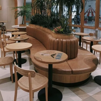 Ensemble de mobilier commercial moderne et durable pour l'hôtellerie : table de restaurant, chaises et banquettes en PU pour projets de café, bar et hôtel