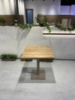 Ensemble table et chaises de jardin en plastique imitation bois, minimaliste, confortable, empilable, imperméable, deux places, moderne, pour extérieur, hôtel, cour.