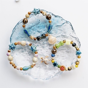 Bracelet extensible en céramique perlée, style nautique côtier, avec breloque étoile de mer et coquillage naturel faits à la main, souvenir touristique bohème de bord de mer, vente en gros - Product Image 1