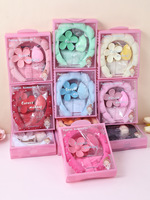 Coffret Cadeau Beauté 5-en-1 en Gros avec Bandeau Nuage Plumeria, Bracelets, Pince à Cheveux et Éponge de Maquillage, Présenté dans une Élégante Boîte Cadeau
