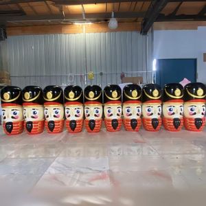 Soldado de <span class=keywords><strong>Cascanueces</strong></span> de fibra de vidrio de resina personalizada | Estatua gigante de decoración navideña para espacios comerciales - Product Image 3