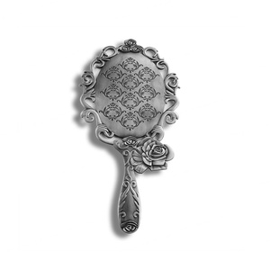 Espejo Cosmético de Mano de Metal Ovalado con Grabado en Relieve de Flores Plateadas para Boda con Logotipo de Marca - Product Image 1