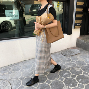 Sac bandoulière carré vertical grande capacité en PU couleur unie, sac à main simple pour femme, style rétro avec boucle magnétique - Product Image 4