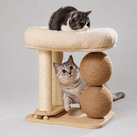 Arbre à chat multi-niveaux avec lit moelleux, poteaux à gratter en sisal et balles, condo en bois pour chat avec circuit de jeu pour chats
