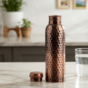 Botella de agua de cobre martillado en negro y cobre con tapa de rosca, aislamiento térmico reutilizable, diseño vintage para viajes y senderismo - Product Image 1
