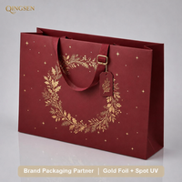 Maßgefertigte OEM Burgunderrote Goldfolien-geprägte Weihnachtskranz-Grosgrain-Band-Tragetasche Breite Querformat-Papiertüte für Feiertagsgeschenke