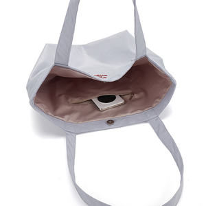 Bolso de compras de poliéster personalizado con logotipo de bordado de moda reutilizable para hombres y mujeres - Product Image 4