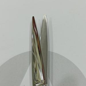 Ciseaux de coupe de cheveux de barbier professionnels en argent cisailles en acier inoxydable tranchantes avec poignée ergonomique pour salon et usage domestique - Product Image 5