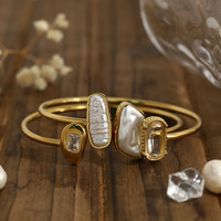 Bracelet jonc ouvert en acier inoxydable plaqué or 18 carats avec perle baroque et oxyde de zirconium rectangulaire en gros