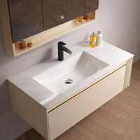 Ensemble de meubles de salle de bain moderne avec meuble sous-vasque simple doré, système de rangement mural et étagère ouverte éclairée