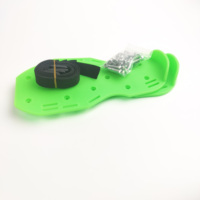 2 sangles Heavy Duty Lawn Aerator Spike Shoes avec boucle en métal solide Poignée en plastique DIY Foot Sandal Set for Yard Aération