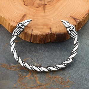 Yunnique Brazalete Vikingo con Diseño de Cuervo para Hombre, Plata Tibetana, Diseño Trenzado, Abierto y Ajustable, Joyería de Moda, Regalo - Product Image 1