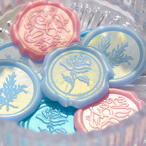 Etiquetas de cera Aurora redondas con relieve floral para sellos de boda - Product Image 1