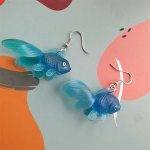 Boucles d'oreilles pendantes créatives pour femme, en forme de <span class=keywords><strong>poisson</strong></span> <span class=keywords><strong>rouge</strong></span> multicolore transparent, en plastique néon, bijoux fantaisie personnalisés pour fête de fille - Product Image 4