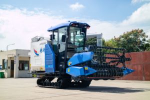 Machine agricole à haut rendement moteur diesel 4 rangées de riz blé grain <span class=keywords><strong>moissonneuse</strong></span> <span class=keywords><strong>batteuse</strong></span> machine - Product Image 4
