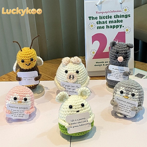 Luckykoo Vente en gros de jouets et cadeaux mignons en fil tressé à la main, poupées légumes en crochet à énergie positive - Product Image 2