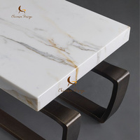 Table basse design en pierre frittée et métal laqué laiton, matériaux mixtes, pour un espace de vie sophistiqué