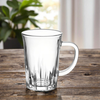 Mug en verre à texture pointue conique de 200 ml. Motif vertical élégant et poignée incurvée. Idéal pour les boissons chaudes.