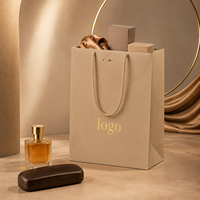 Sac cadeau en papier beige de luxe personnalisé avec poignées en corde pour vêtements, parfums, accessoires de mode et vente au détail en boutique