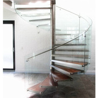 Escalier en colimaçon intérieur avec garde-corps en verre trempé