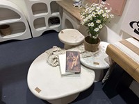 Table console design moderne KD avec plateau en bois massif, base blanche sculpturale creuse, mobilier nordique de luxe pour salon