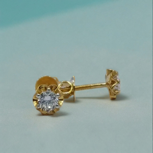 Élégantes boucles d'oreilles clous en or 22 carats et diamants avec sertissage classique à griffes, bijoux minimalistes et stylés pour femme, idéales pour le quotidien - Product Image 2