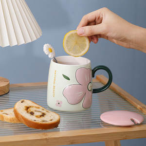 Venta al por mayor muestra gratis nueva flor creativa en relieve taza de café de cerámica personalizada taza de leche de porcelana grande tazas de té para parejas con tapa - Product Image 5